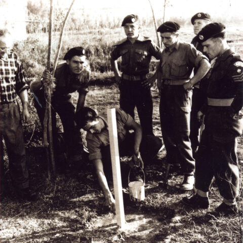 22-012 1947. Militari britannici provvedono alla delimitazione dei confini